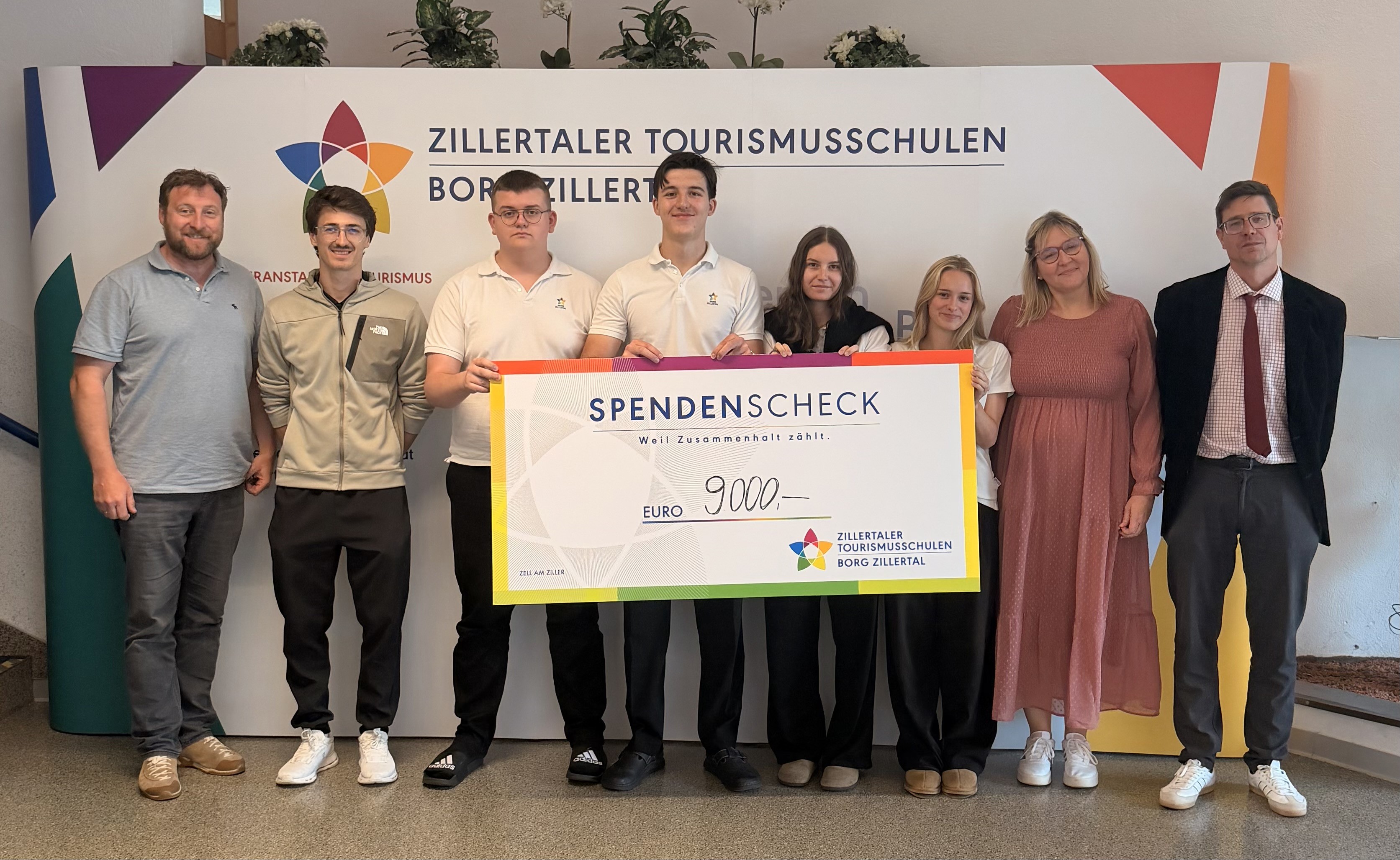 Bild Spendenübergabe ©-Zillertaler Tourismusschulen