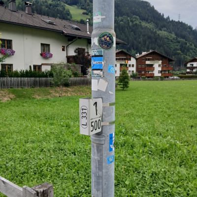 Beklebtes Schild