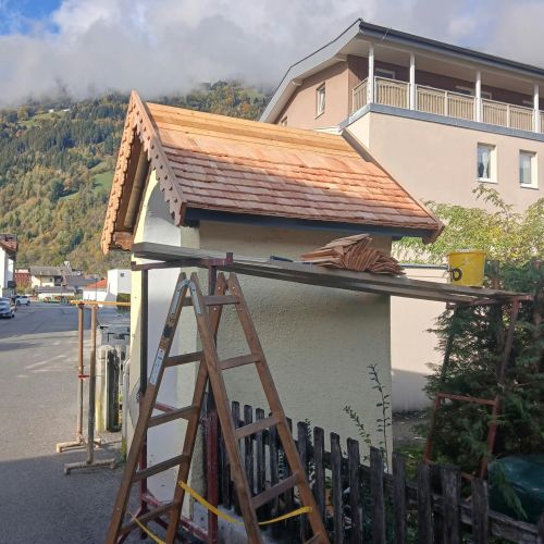 Neue Schindeln am Dach